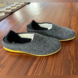 Mahabis classic slippers - Men’s size 8.5-9. Dark gray.